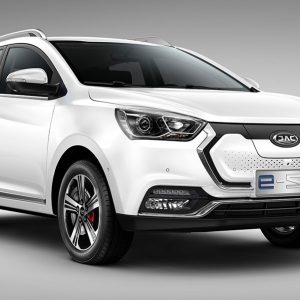 weisser JAC e-s2 von vorne rechts