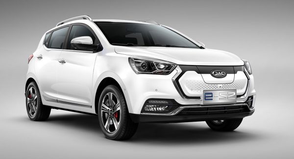 weisser JAC e-s2 von vorne rechts