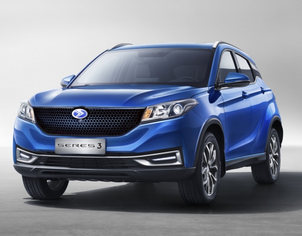 DFSK Elektroauto Seres 3 in blau von schräg vorne