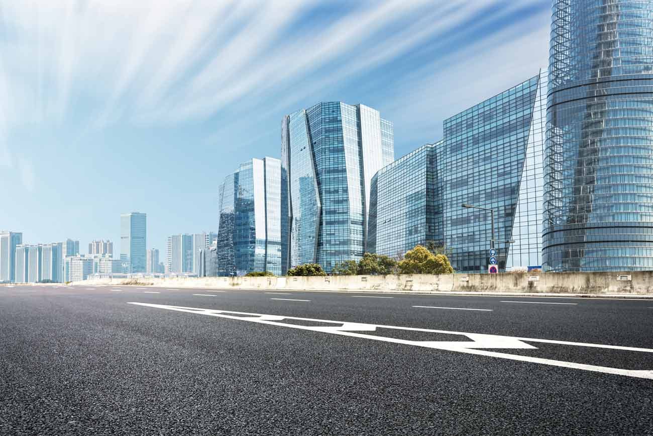 Straße mit Gebäuden im Hintergrund